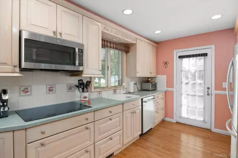 Kitchen - 4 Jerold St, Plainview, NY 11803 photo 2 of 2