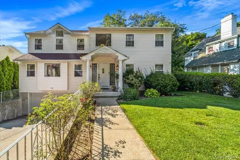 70 Manor Dr #A, North Hempstead, NY 11020