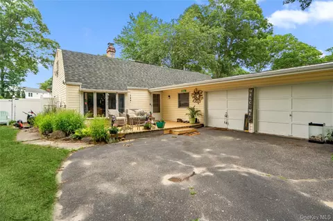39 All Points Ter, Holbrook, NY 11741