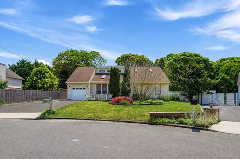 4 Golden Gate Ln, Shirley, NY 11967