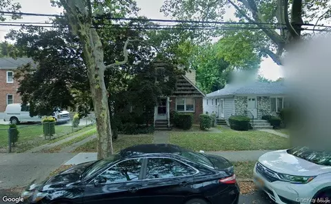 15840 73rd Ave, New York, NY 11366