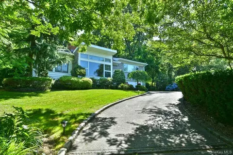 13 Vista Dr, North Hempstead, NY 11021