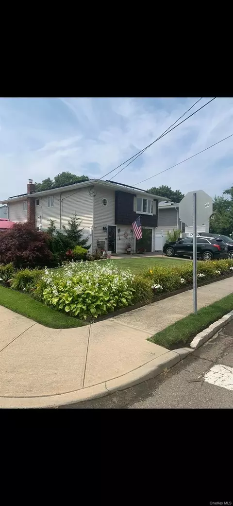 169 Wyona Ave, Lindenhurst, NY 11757