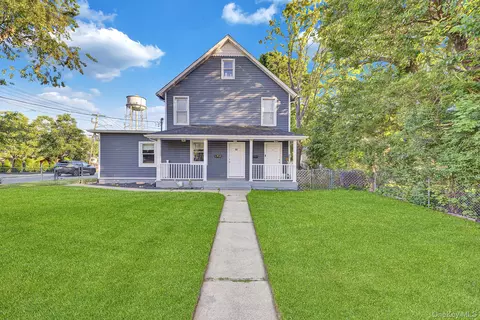 50 Pulaski Rd, Kings Park, NY 11754