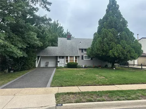 94 Willowood Dr, Wantagh, NY 11793