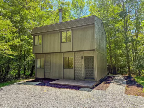 9 Lake Dr, Rockland, NY 12768