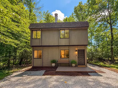 9 Lake Dr, Rockland, NY 12768