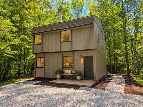 9 Lake Dr, Rockland, NY 12768