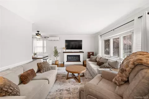 219 Venetian Blvd, Lindenhurst, NY 11757
