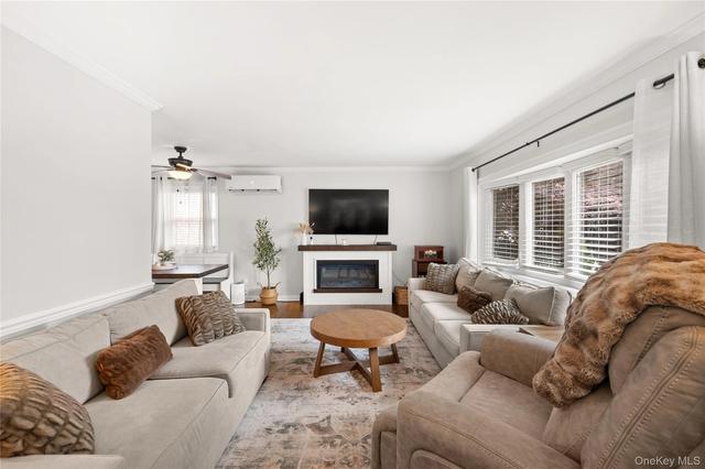 219 Venetian Blvd, Lindenhurst, NY 11757