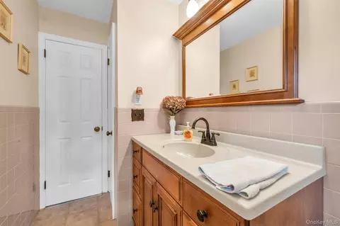 Bath - 383 Munsell Rd, Brookhaven, NY 11772 photo 4 of 5