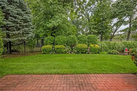 Exterior - 149 Maya Cir, Central Islip, NY 11722 photo 5 of 7