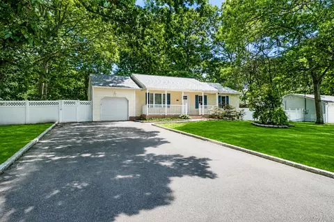25 Heston Rd, Shirley, NY 11967