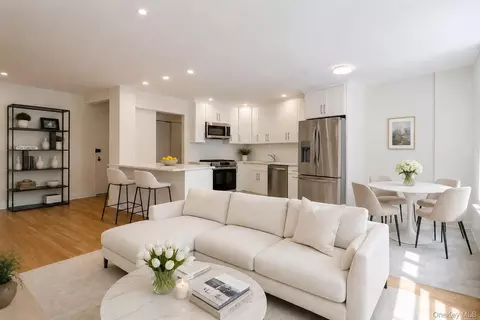180 S Middle Neck Rd #2A, North Hempstead, NY 11021