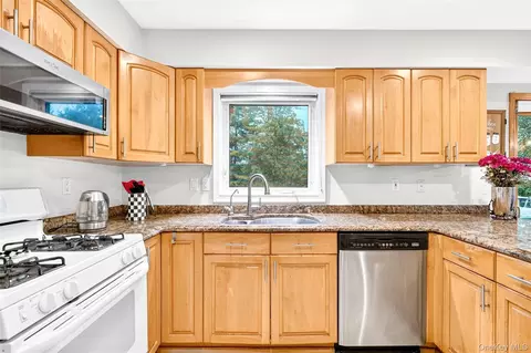 Kitchen - 14 Bubenko Dr, Garnerville, NY 10923 photo 4 of 4