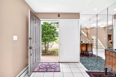 Entry Way - 14 Bubenko Dr, Garnerville, NY 10923 photo 2 of 7