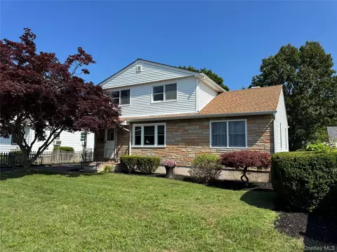 41 Mohawk Dr, North Babylon, NY 11703