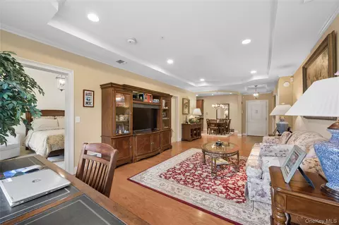 348 Trotting Ln, Westbury, NY 11590