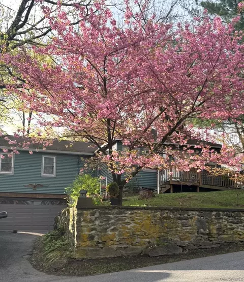 29 White St, Lloyd, NY 12528