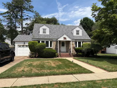 87 Parkway Dr, North Hempstead, NY 11590
