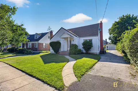 5 Surrey Ln, North Hempstead, NY 11040
