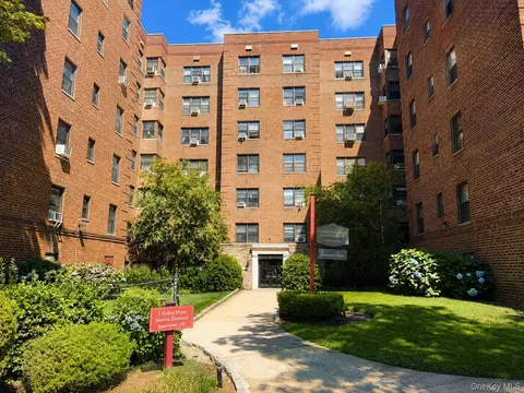 2 Fisher Dr #618, Mount Vernon, NY 10552