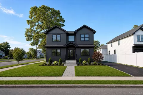 1320 R St, Meacham, NY 11003