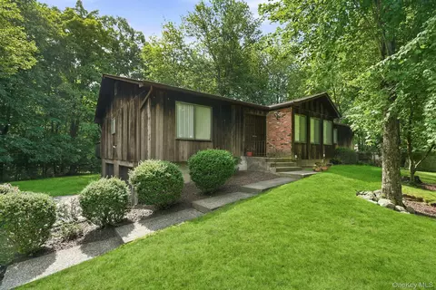 6 Pelham Ct, Clarkstown, NY 10954