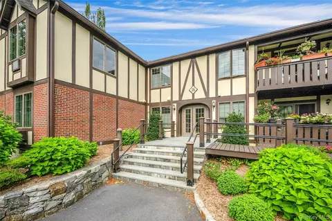 16 Manville Ln #2, Mount Pleasant, NY 10570