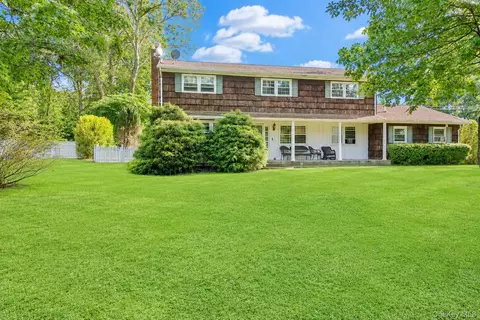 12 Princeton Dr, Dix Hills, NY 11746