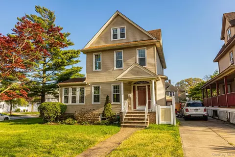 209 Smith St, Freeport, NY 11520