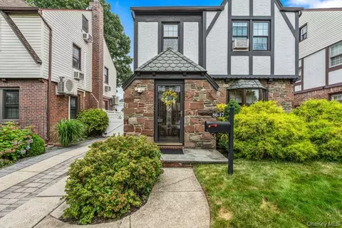 8617 253rd St, New York, NY 11426