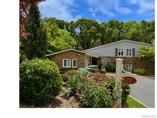 23 Highwood Rd, East Norwich, NY 11732