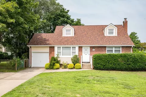 1162 Whitehall Ln, Wantagh, NY 11793