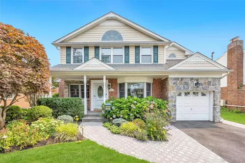 16 Ashland Ave, North Hempstead, NY 11040