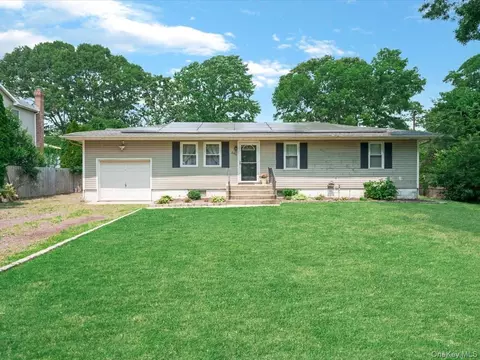 269 Carleton Dr E, Brookhaven, NY 11967