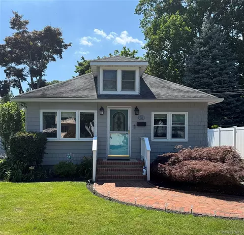 62 Willett Ave, Sayville, NY 11782