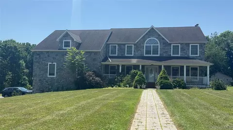 10 Willys Ct, Rock Tavern, NY 12575