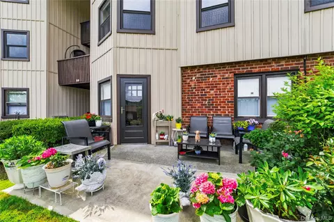 18 Hastings Ct #B, Yorktown, NY 10598