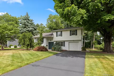 28 Stratford Pl, Clarkstown, NY 10956