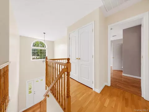 Entry Way - 977 Mt Hope Rd, Middletown, NY 10940 photo 5 of 6