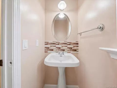 Entry Way - 977 Mt Hope Rd, Middletown, NY 10940 photo 4 of 6