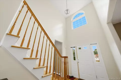 Entry Way - 977 Mt Hope Rd, Middletown, NY 10940 photo 2 of 6