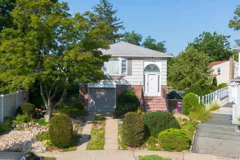 2 Atlas Ct, North Hempstead, NY 11040
