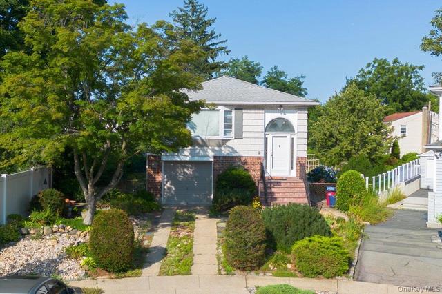 2 Atlas Ct, North Hempstead, NY 11040