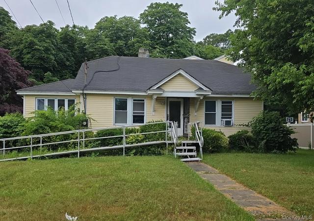34 N Baldwin Pl, Massapequa, NY 11758