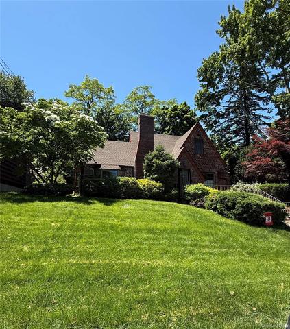 11 W Terrace Rd, North Hempstead, NY 11021