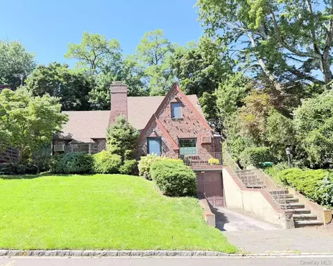 11 W Terrace Rd, North Hempstead, NY 11021