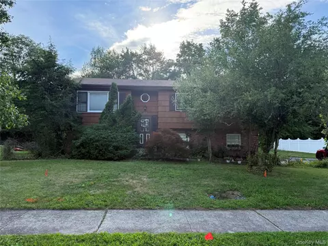 17 Fulton St, Clarkstown, NY 10954