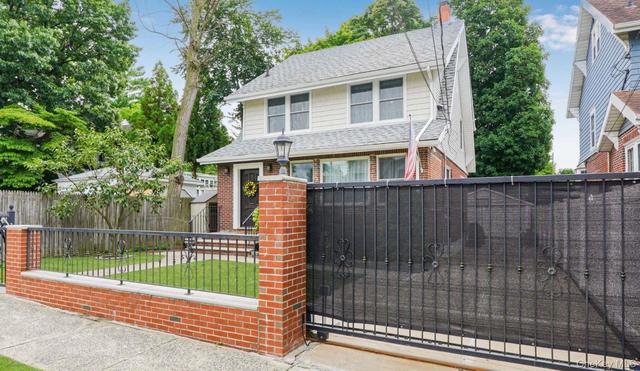 18 7 St, Staten Island, NY 10306